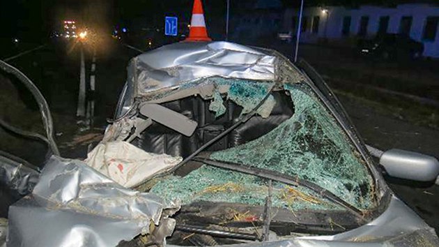 Řidič BMW 525 narazil do přívěsu taženého traktorem na silnici I/16 u Sobotky na Jičínsku (7. 9. 2018).