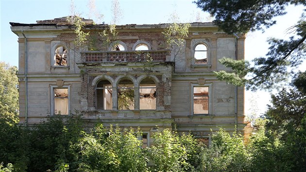 alostn pohled na budovu bval psychiatrick lebny v Dub. Kdysi vstavn vilu si nechal postavit Anton Tschinkel, vrobce porcelnu a zakladatel zdejch klimatickch lzn.