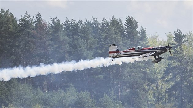 Leteck den v Lnch. Akrobatick ukzka Petra Kopfsteina na letounu Extra-300. (8. 9. 2018)