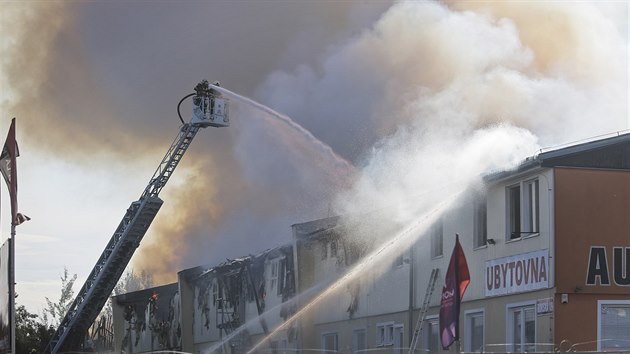 Plameny zachvátily ubytovnu před osmou hodinou ráno. Při požáru se zranilo deset ubytovaných, záchranáři ošetřili také dva hasiče. (11. 9. 2018)