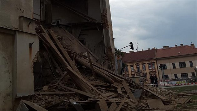 V Plzni se na rohu ulic Mikulsk a U Trati ztila st domu. Pebval v nm jen jeden bezdomovec. (13. z 2018)