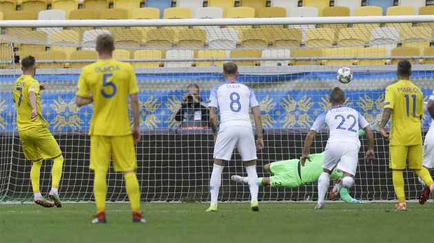 Ukrajinsk zlonk Andrij Jarmolenko promuje penaltu v zpase Ligy nrod se Slovenskem.