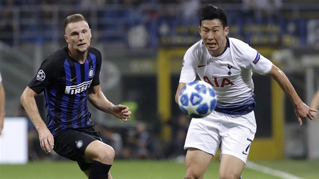 Tottenhamsk ofenzivn zlonk Son Heung-min prch Milanu kriniarovi, slovenskmu obrnci ve slubch Interu.