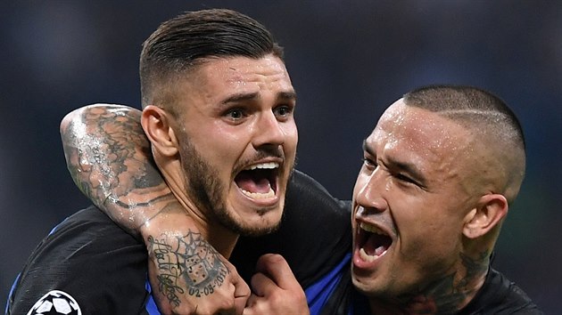 EUFORIE INTERU. Stelec Mauro Icardi (vlevo) slav s Radjou Nainggolanem vyrovnn v utkn proti Tottenhamu.