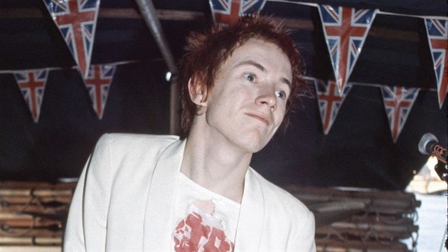 Zpvk punkov kapely Sex Pistols John Lydon, kter si k Johnny Rotten (Londn, 7. ervna 1977).