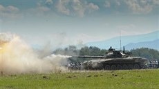 Tank T-72M4CZ pálí ped diváky.