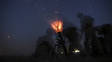 Američtí mariňáci cvičí střelbu z minometu nedaleko syrského Hadžínu,...