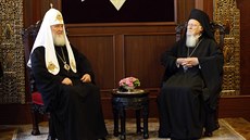 Moskevský patriarcha Kirill (vlevo) a konstantinopolský patriarcha Bartolom�j...