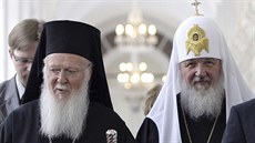 Moskevský patriarcha Kirill (vpravo) a konstantinopolský patriarcha Bartolomj...