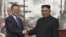 Severokorejský v�dce Kim �ong-un si t�ese rukou s jihokorejským prezidentem Mun...
