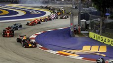 Startovní pole Velké ceny formule 1 v Singapuru pronásleduje vedoucího Lewise...