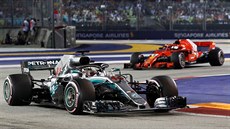Lewis Hamilton jede se svým vozem Mercedes na čele Velké ceny Singapuru.