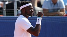 Amerian Frances Tiafoe se povzbuzuje v semifinále Davis Cupu proti Chorvatsku.