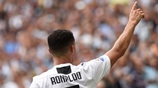 Cristiano Ronaldo z Juventusu slaví branku do sít Sassuola.