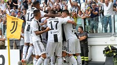 Fotbalisté Juventusu se radují z gólu v utkání proti Sassuolu.