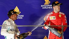 Lewis Hamilton, vítěz Velké ceny Singapuru,  dává ochutnat své šampaňské...