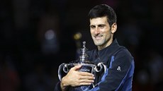 Novak Djokovič s trofejí pro vítěze US Open.