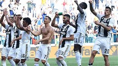 Fotbalisté Juventusu dkují fanoukm za podporu v utkání se Sassuolem.