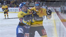 Jakub �erný (vpravo) skon�il v Litvínov� a posílí Karlovy Vary.