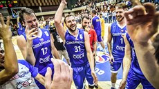 etí basketbalisté bouliv oslavují výhru nad Bosnou a Hercegovinou a...