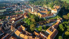 Historické jádro eského Krumlova s hradem a zámkem. V popedí je ást Latránu.