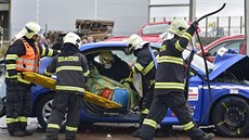 Ukázku postupu záchraná pi simulované automobilové nehod mohli vidt...