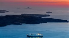 Santorini ročně přiláká téměř dva miliony lidí a zhruba polovina z nich jsou...