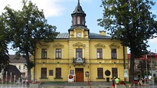 Radnice v Nowem Targu stojí na malebném námstí.