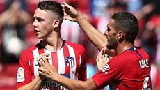 Borja Garces Moreno z Atlétika Madrid (vlevo) slaví s Kokem gól do sít Eibaru.