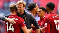 Liverpoolský trenér Jürgen Klopp slaví se svými hrái vítzství nad Tottenhamem.