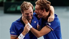 Francouzští tenisté Julien Benneteau a Nicolas Mahut oslavují vítězství ve...