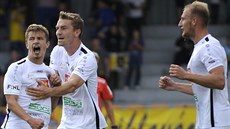 Královéhrade�tí fotbalisté oslavují vst�elený gól.