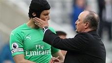 Petr ech se po zápase Arsenalu s Newcastlem zdraví s Rafaelem Benitezem.