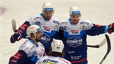 Hokejisté Komety Brno se radují z gólu na led Chomutova.