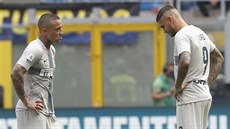 Zklamaní Radja Nainggolan (vlevo) a Mauro Icardi ekají na rozehrávku poté, co...