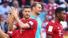 Fotbalisté Bayernu Mnichov oslavují výhru nad Leverkusenem.