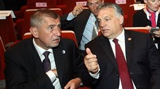 eský premiér Andrej Babi hovoí s maarským protjkem Viktorem Orbánem na...