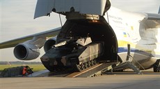 Vykládka obrnnce Lynx z transportního letounu AN-124 Ruslan na letiti v...