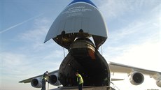 Vykládka obrnnce Lynx z transportního letounu AN-124 Ruslan na letiti v...