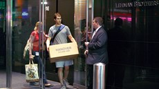 Vyhození zaměstnanci Lehman Brothers opouští sídlo společnosti v New Yorku....