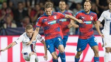 Plzeský Jan Kopic (vlevo) se dere za míem v duelu Ligy mistr proti CSKA...