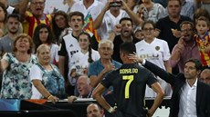 PEDASNÝ ODCHOD. Cristiano Ronaldo z Juventusu po ervené kart opoutí hit...