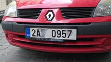 Zakrytá registraní znaka automobilu v centru Prahy.