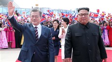 Mun e-ina na letiti v Pchjongjangu vítal Kim i nadený dav (18. záí 2018).
