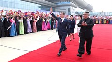 Mun e-ina na letiti v Pchjongjangu vítal Kim i nadený dav (18. záí 2018).