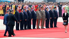Mun �e-ina na leti�ti v Pchjongjangu vítal Kim i nad�ený dav (18. 9. 2018).