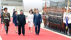 Mun �e-ina na leti�ti v Pchjongjangu vítal Kim i nad�ený dav (18. 9. 2018).