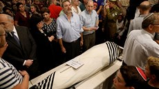 Izraelci truchlí na pohbu zavradného osadníka Ariho Fulda, kterého pobodal...