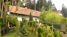 Chaloupka v šumavském Sojčím údolí, obklopená zahradou, která slouží k obživě...