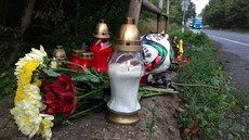 Na míst�, kde osmadvacetiletý motorká� vjel do skupiny lidí, kte�í vystoupili z...